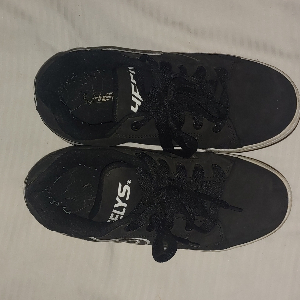 Boys black Heelys